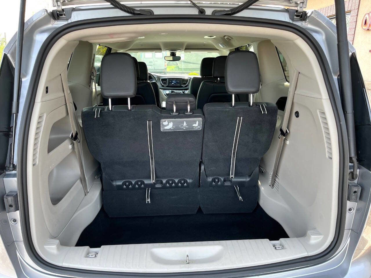 Used 2020 Chrysler Pacifica Touring-L image 15