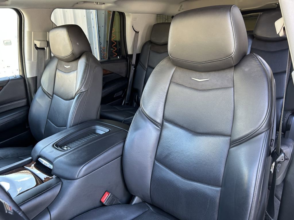Used 2020 Cadillac Escalade Luxury image 3