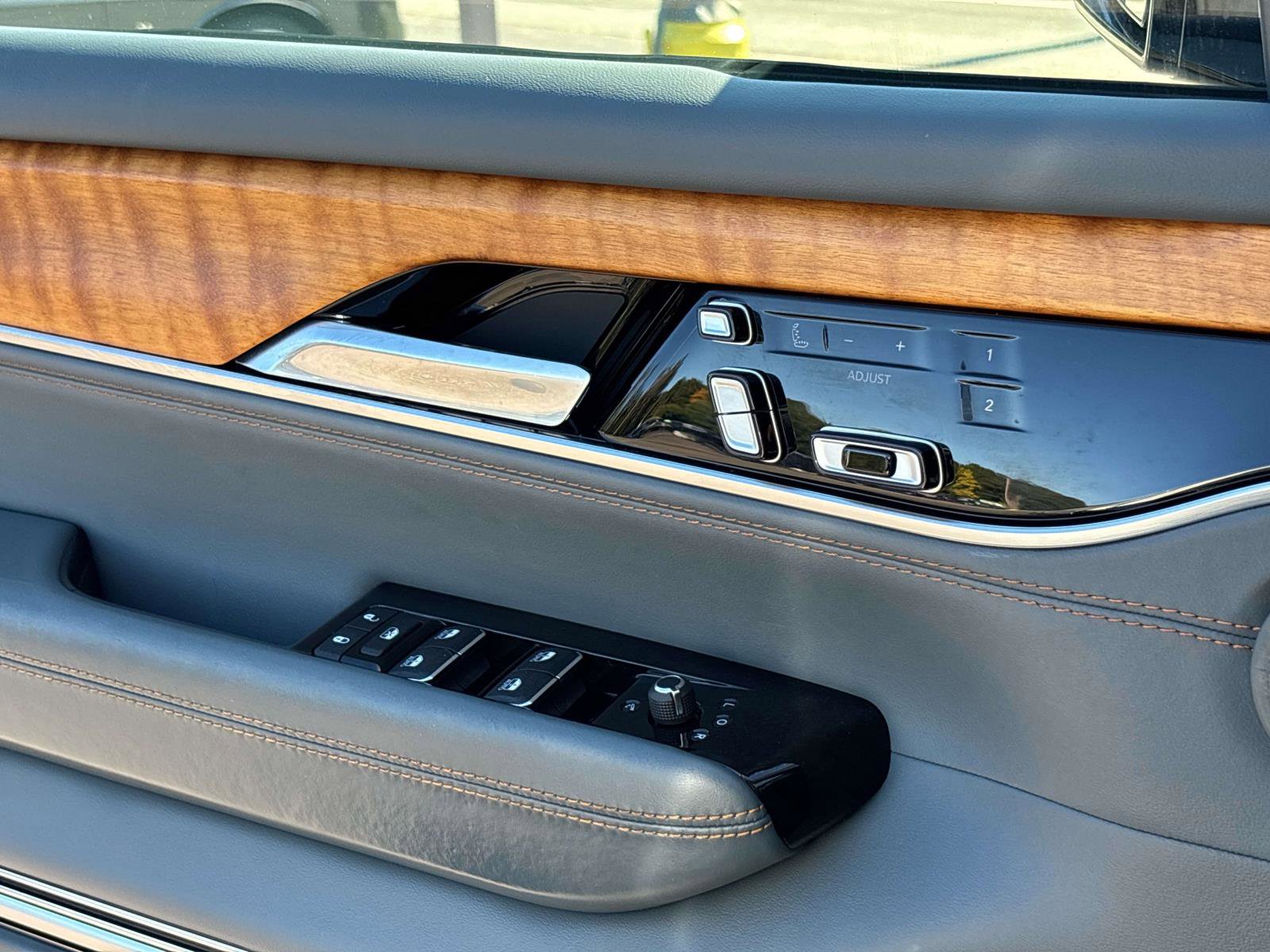 Used 2022 Jeep Grand Wagoneer Series II w/ Convenience Group III image 19