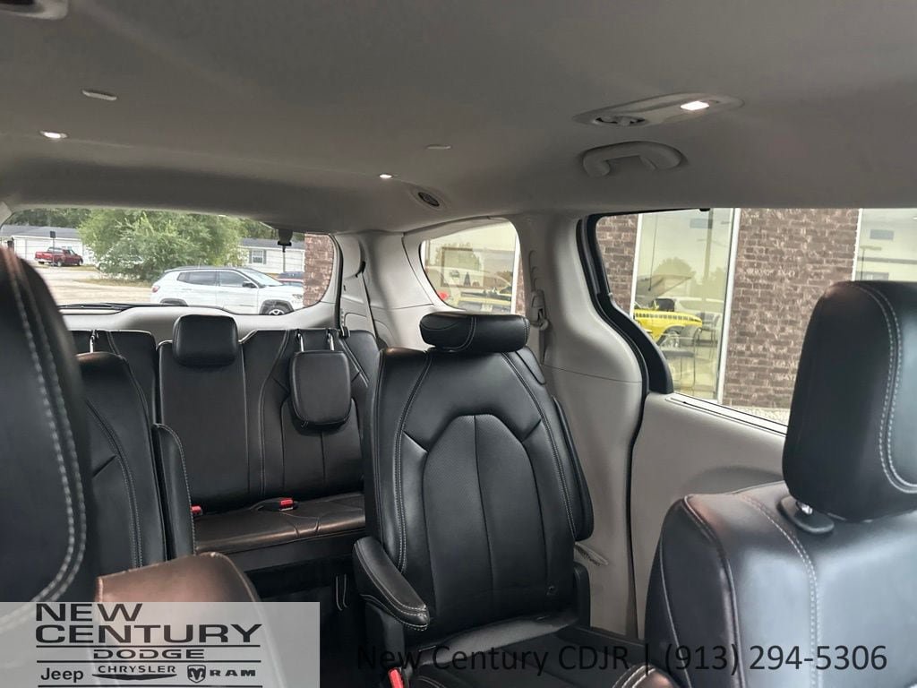 Used 2024 Chrysler Pacifica Touring-L FWD image 17