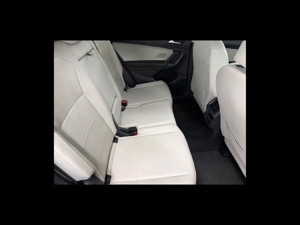 Used 2020 Volkswagen Tiguan SEL w/ Tiguan Two-Row MDO Package AWD/4WD image 19