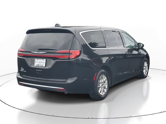 Used 2023 Chrysler Pacifica Touring-L FWD image 4