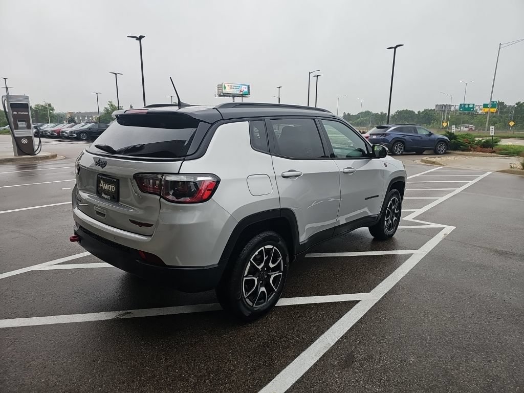 Used 2025 Jeep Compass Trailhawk AWD/4WD image 5