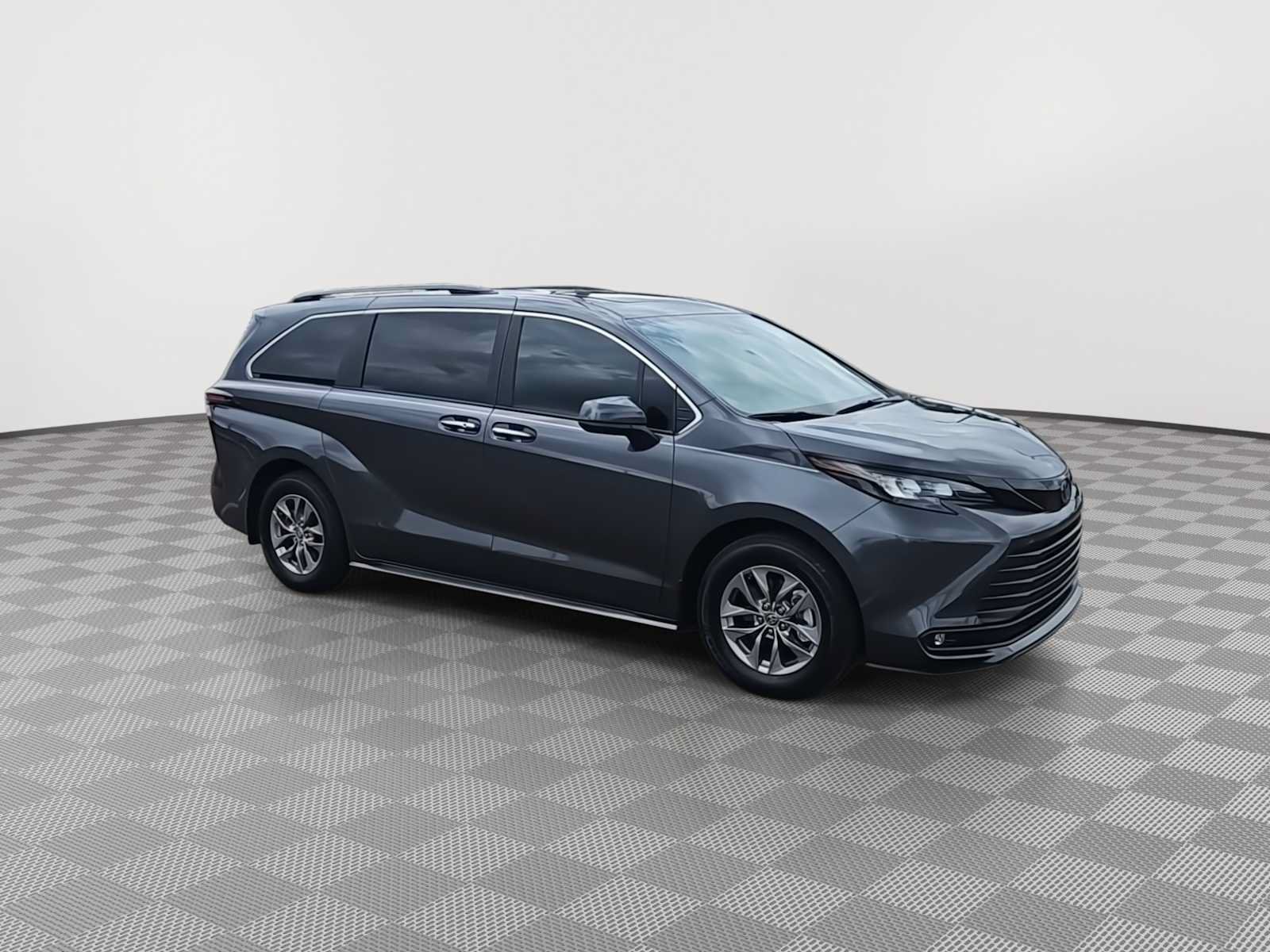 Used 2025 Toyota Sienna XLE w/ XLE Plus Package FWD image 2