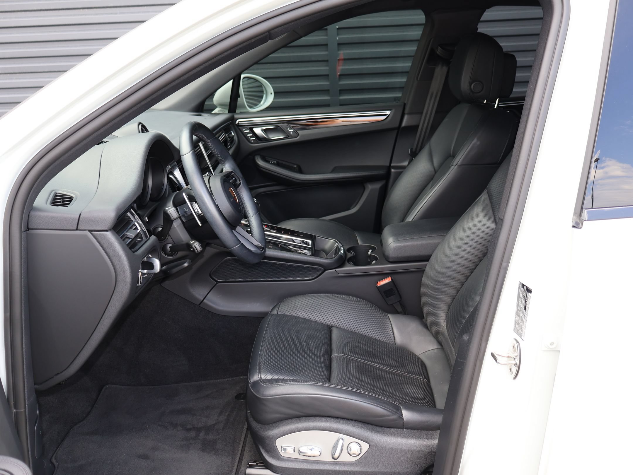Certified 2023 Porsche Macan AWD/4WD image 5
