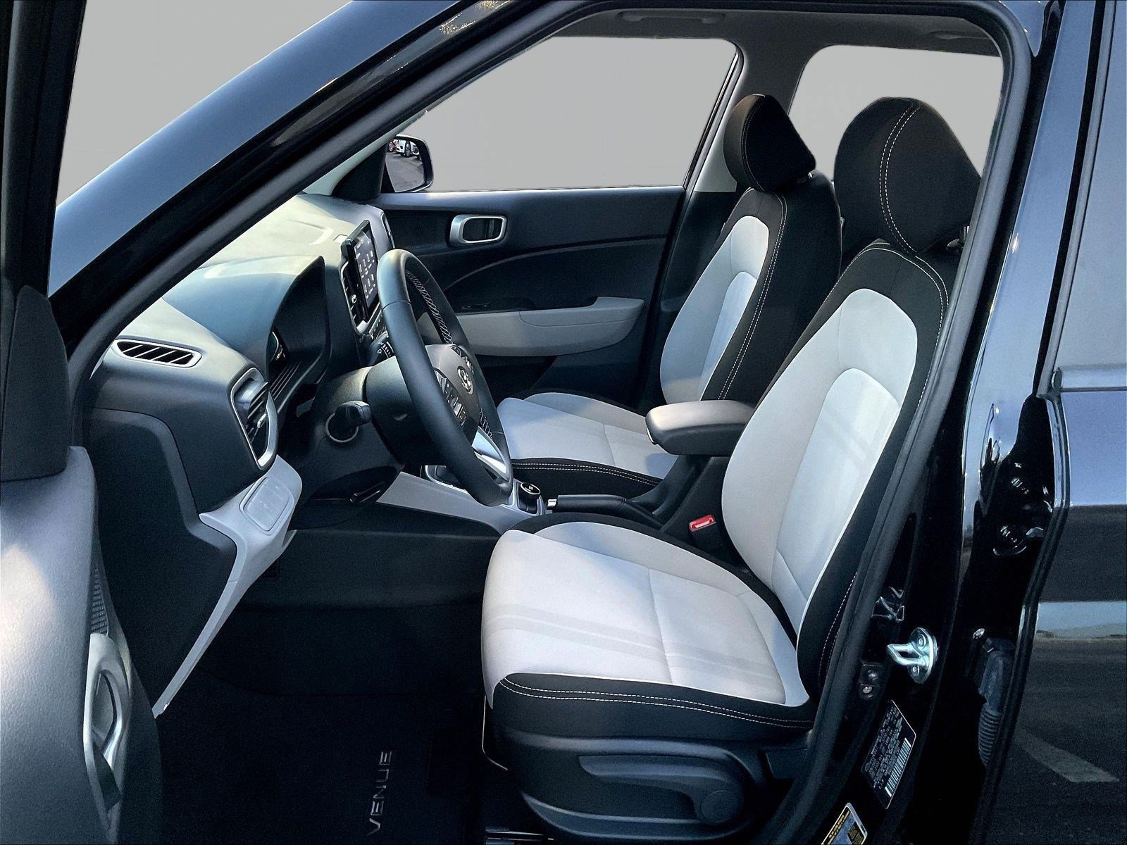 Used 2025 Hyundai Venue SEL FWD image 20