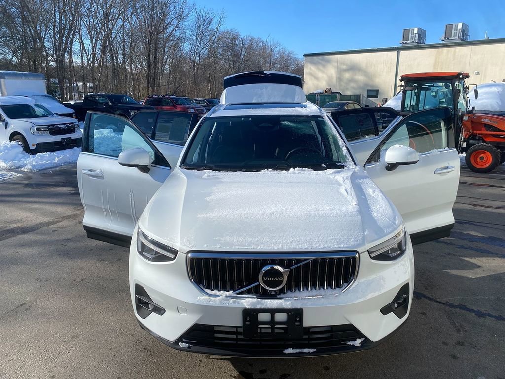 Used 2023 Volvo XC40 B5 Plus image 30