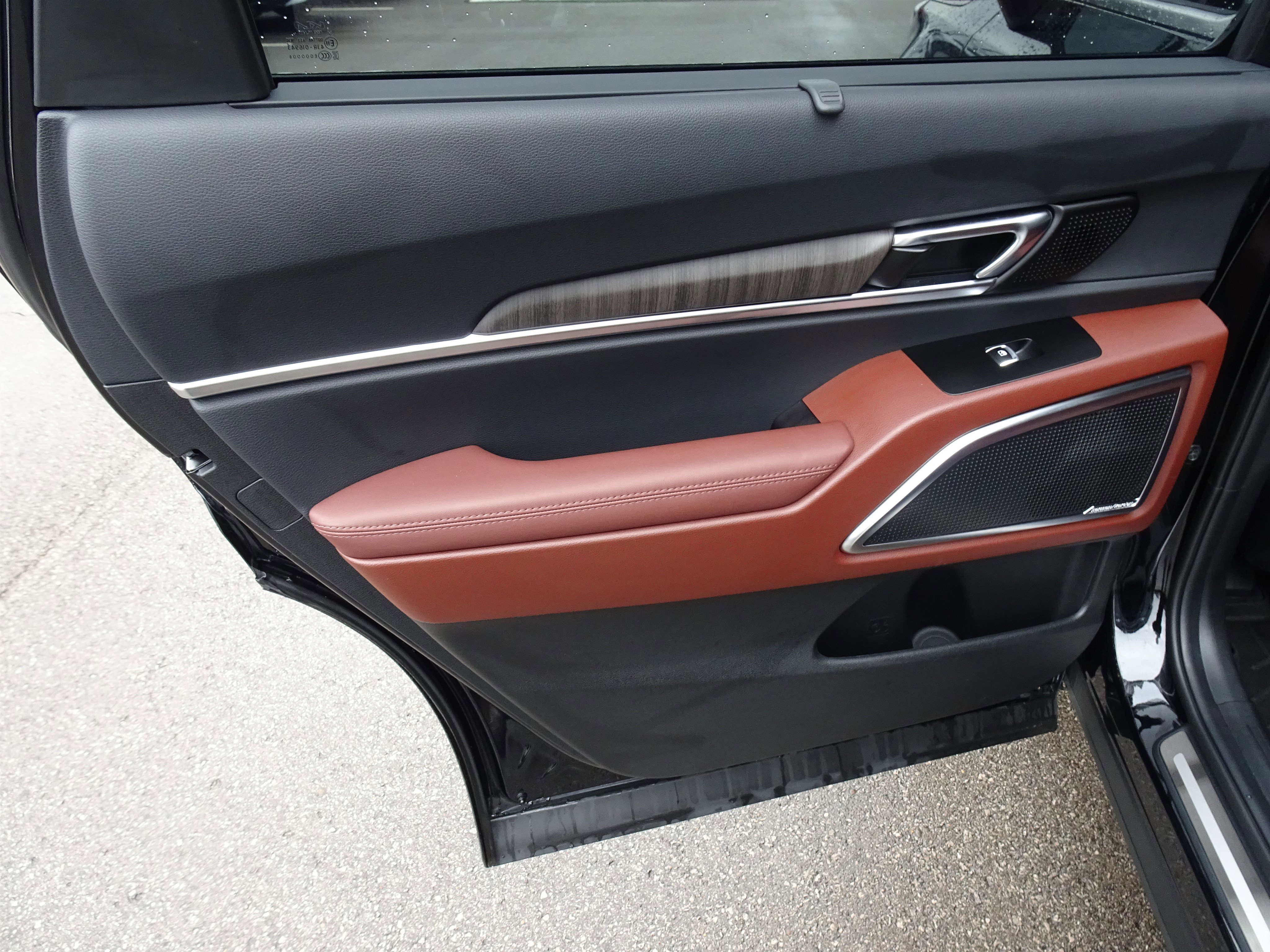 Used 2024 Kia Telluride SX w/ Towing Package image 16