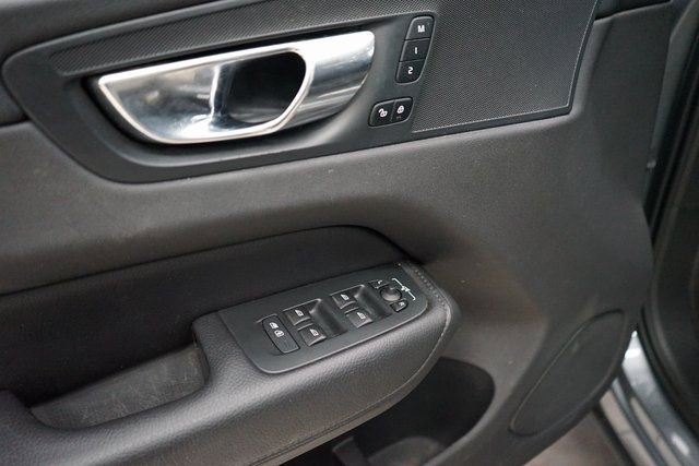 Used 2020 Volvo XC60 T5 Momentum image 25