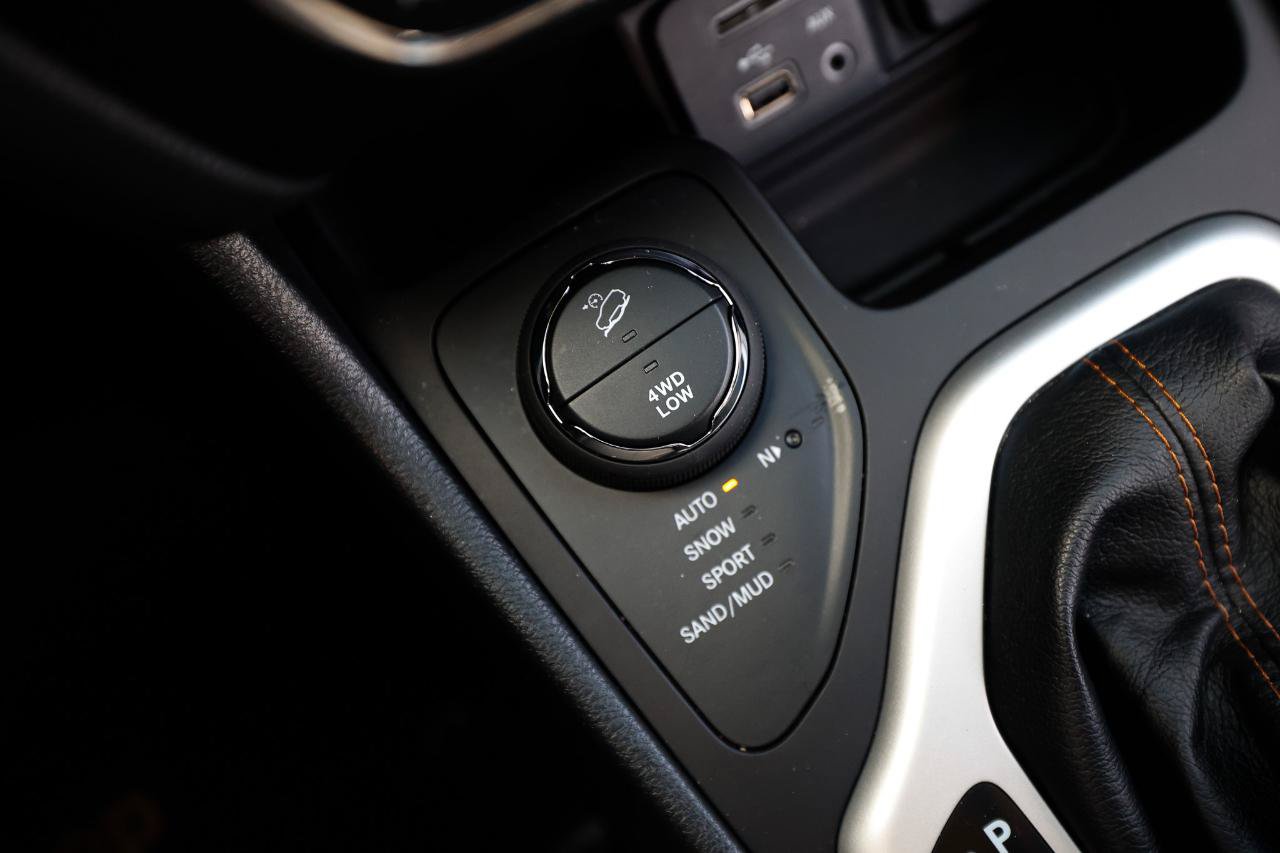 Used 2017 Jeep Cherokee Limited w/ Luxury Group AWD/4WD image 38
