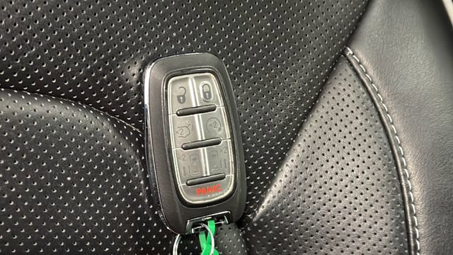 Used 2025 Chrysler Pacifica Limited image 21