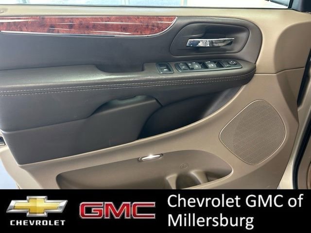 Used 2015 Chrysler Town & Country Touring-L w/ Driver Convenience Group image 13