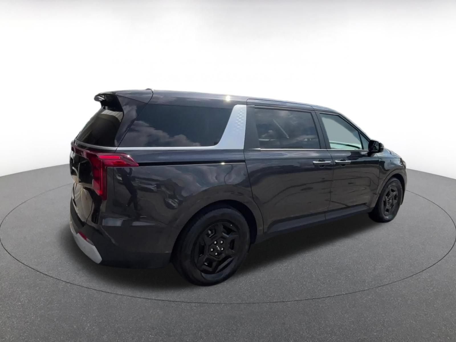 Used 2026 Kia Carnival FWD image 14