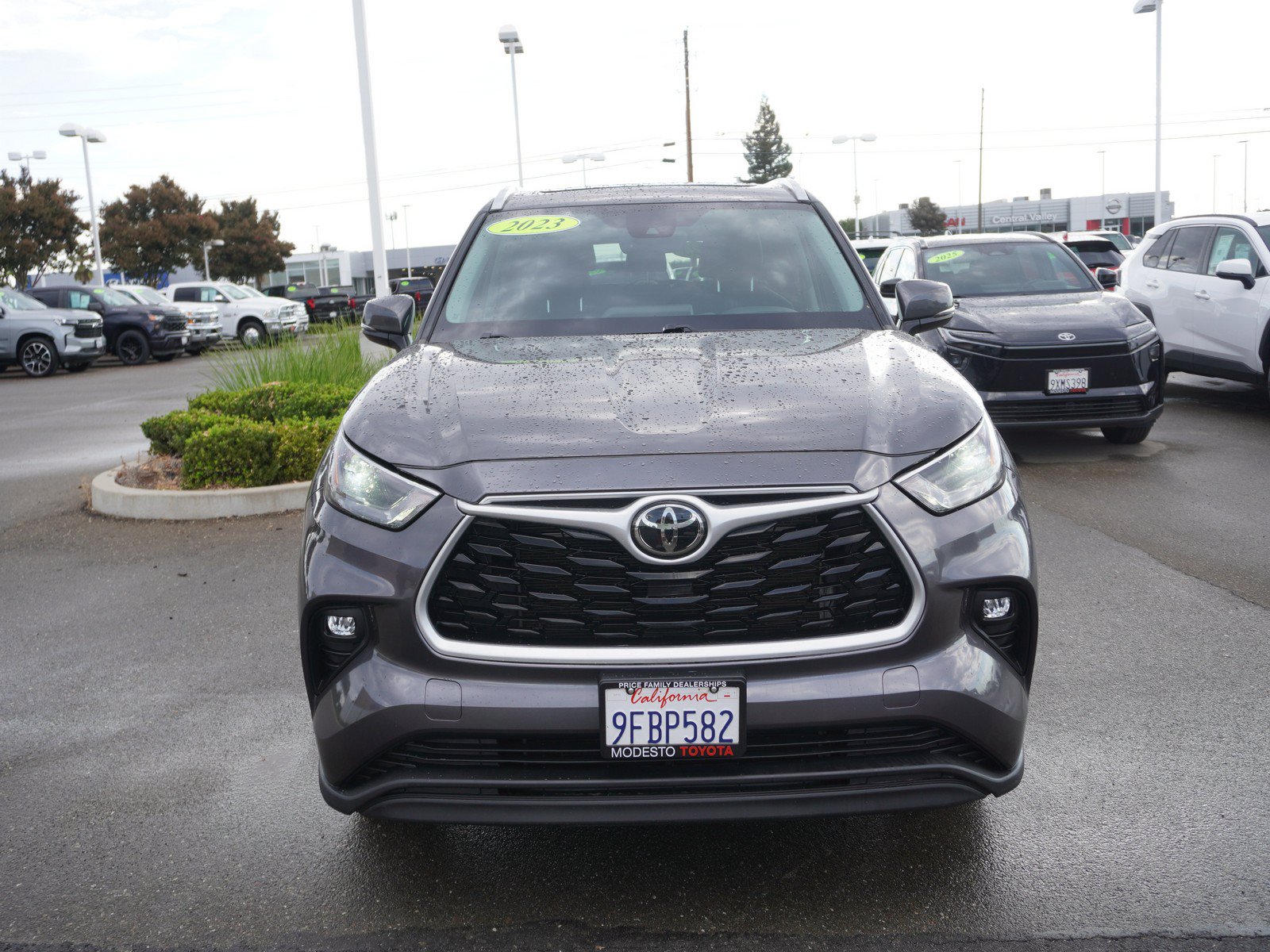 Used 2023 Toyota Highlander XLE FWD image 4