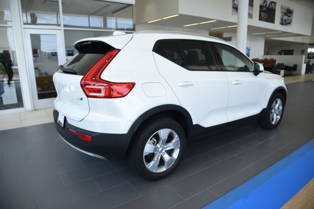 Used 2021 Volvo XC40 T5 Momentum w/ Premium Package AWD/4WD image 4