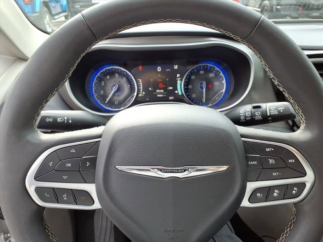 Used 2024 Chrysler Pacifica Touring-L FWD image 18