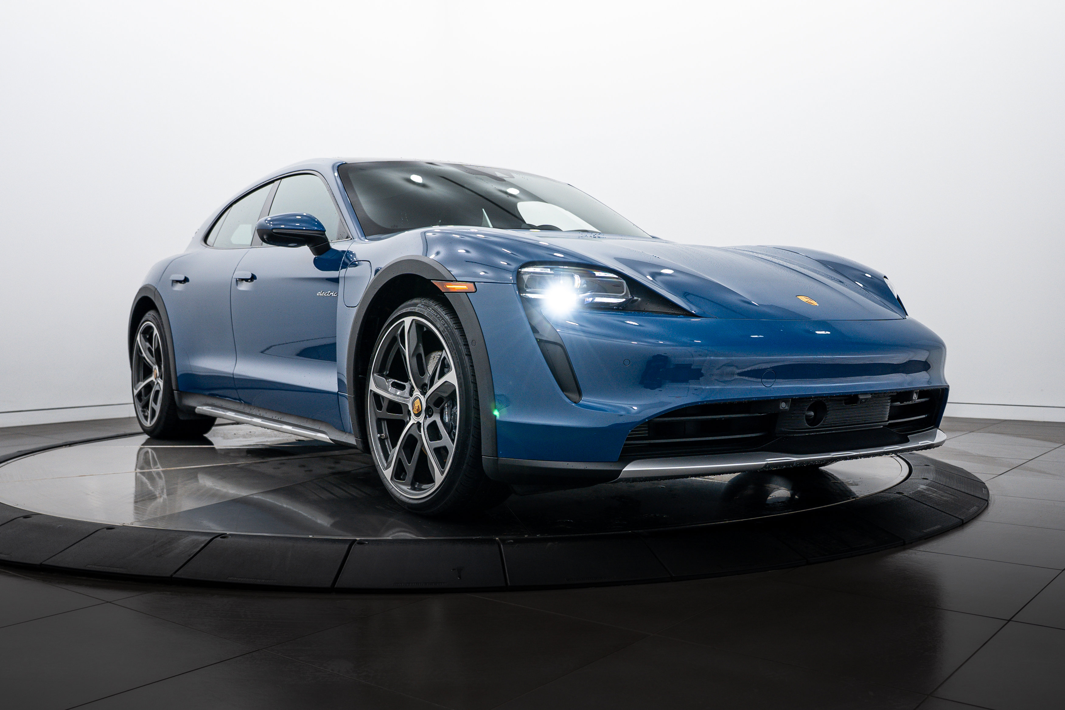 Certified 2024 Porsche Taycan 4 Cross Turismo image 9