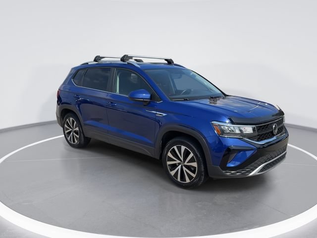 Used 2022 Volkswagen Taos SE FWD image 2