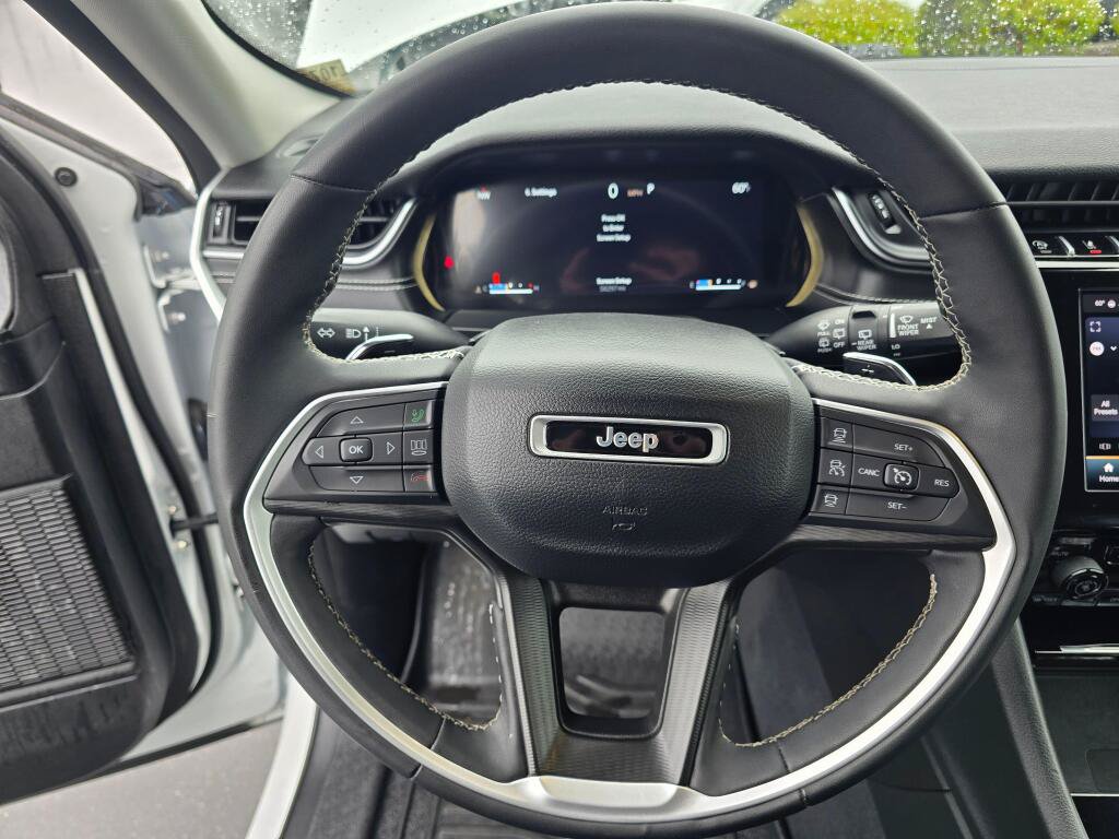 Used 2023 Jeep Grand Cherokee L Laredo w/ Luxury Tech Group I AWD/4WD image 16