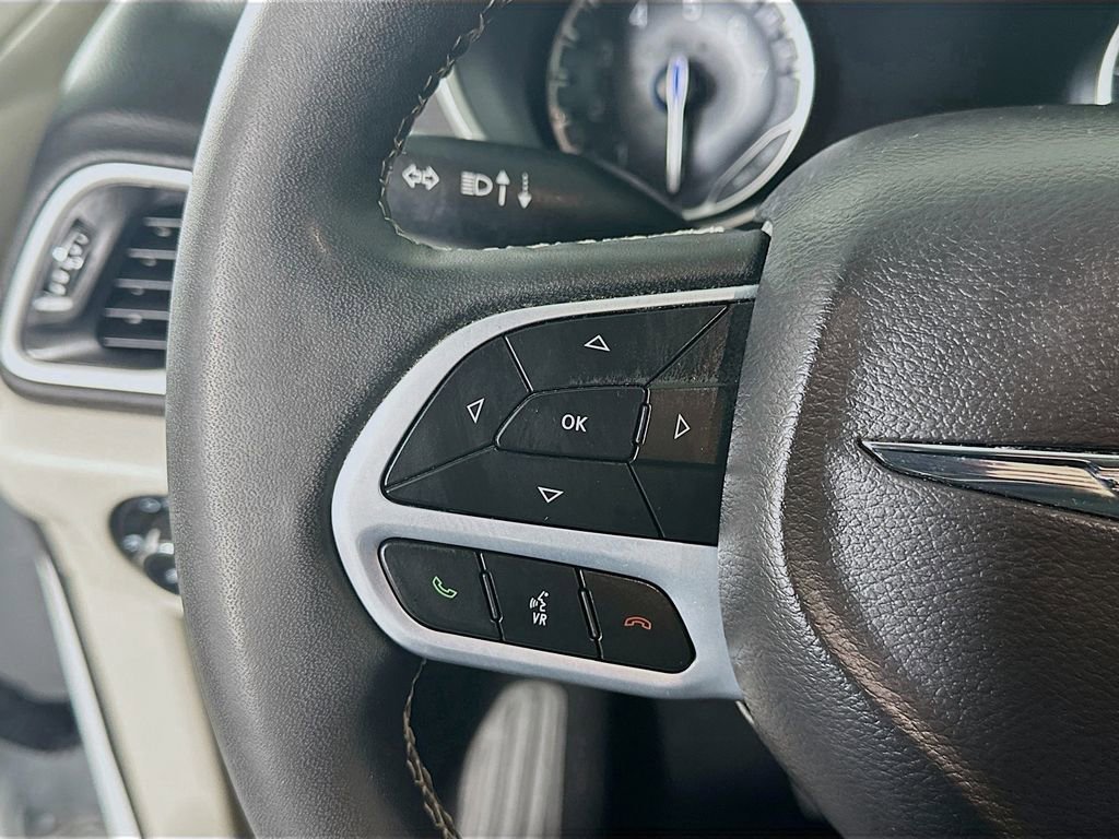 Used 2024 Chrysler Pacifica Touring-L image 26