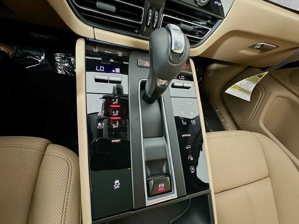 Certified 2026 Porsche Macan AWD/4WD image 19