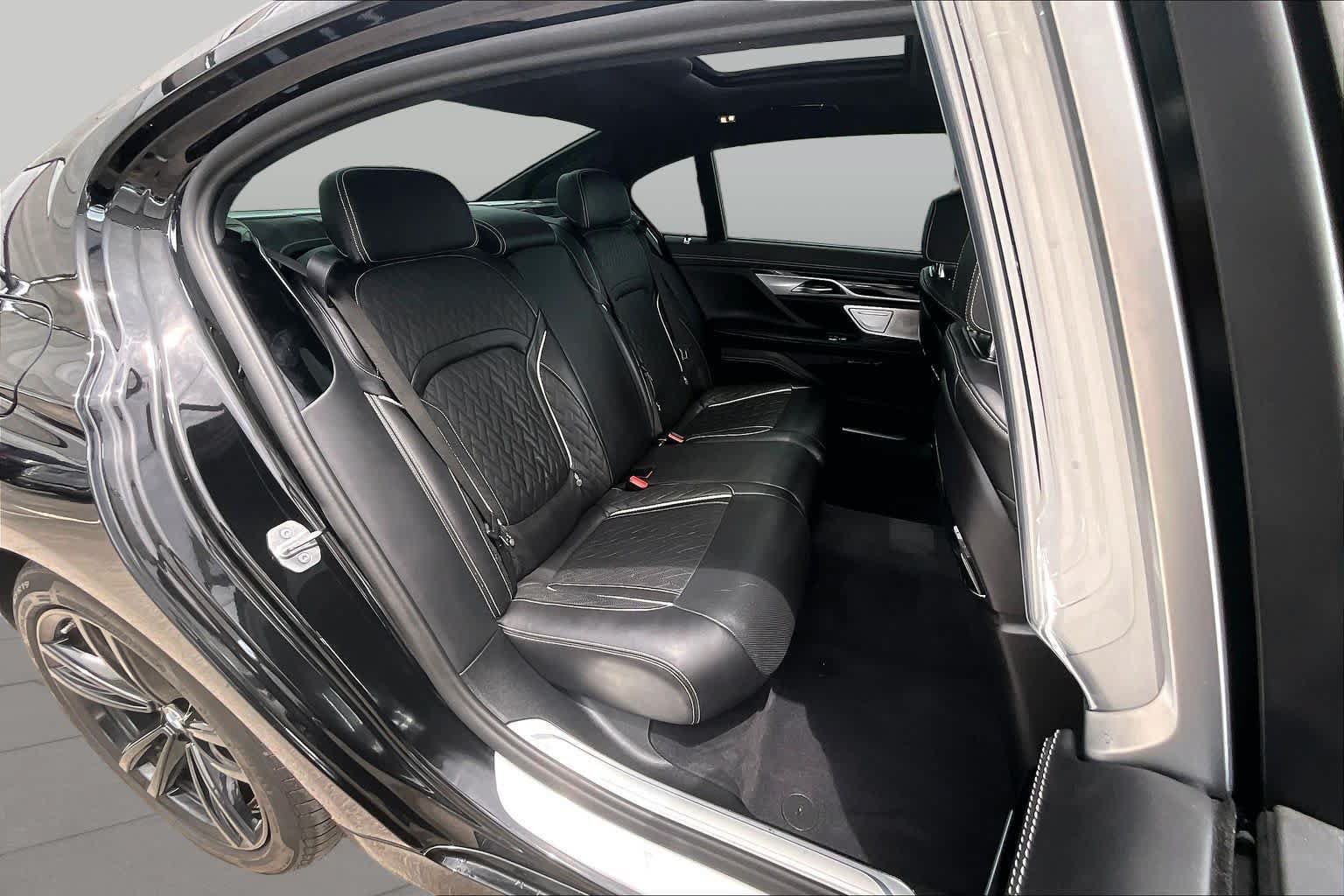 Used 2021 BMW M760i xDrive w/ Luxury Rear Seating Package AWD/4WD image 19