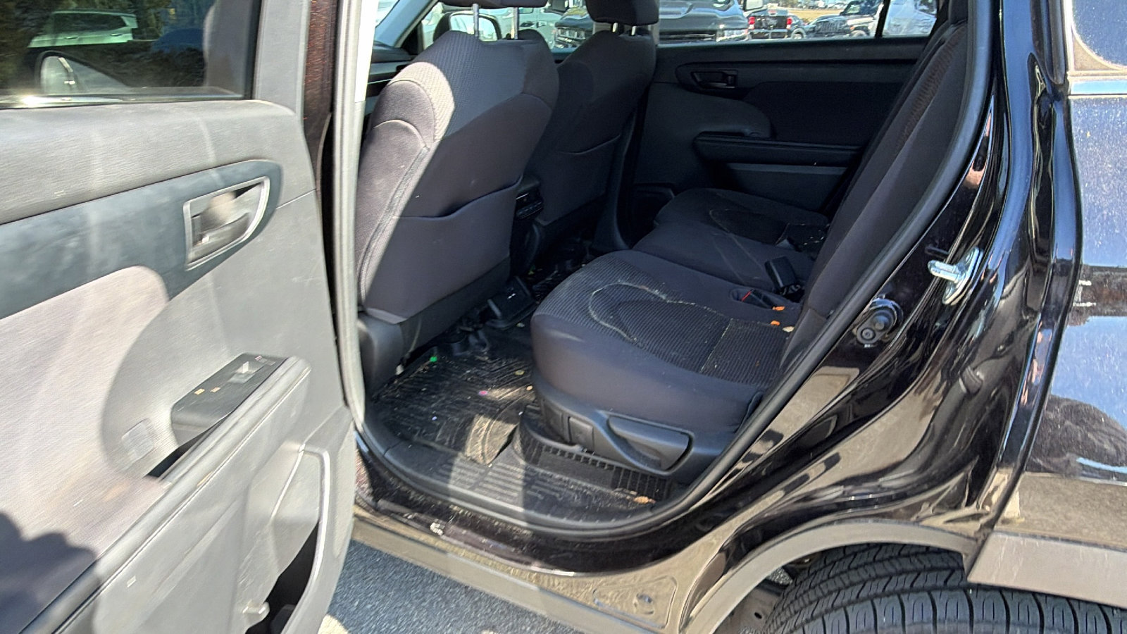 Used 2020 Toyota Highlander LE image 24