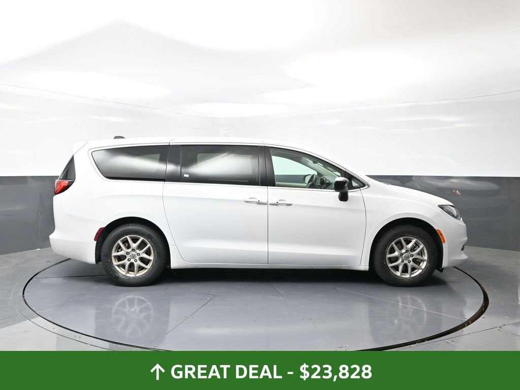 Used 2024 Chrysler Voyager LX image 3