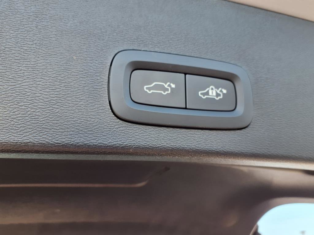 Used 2025 Volvo XC40 B5 Core image 30