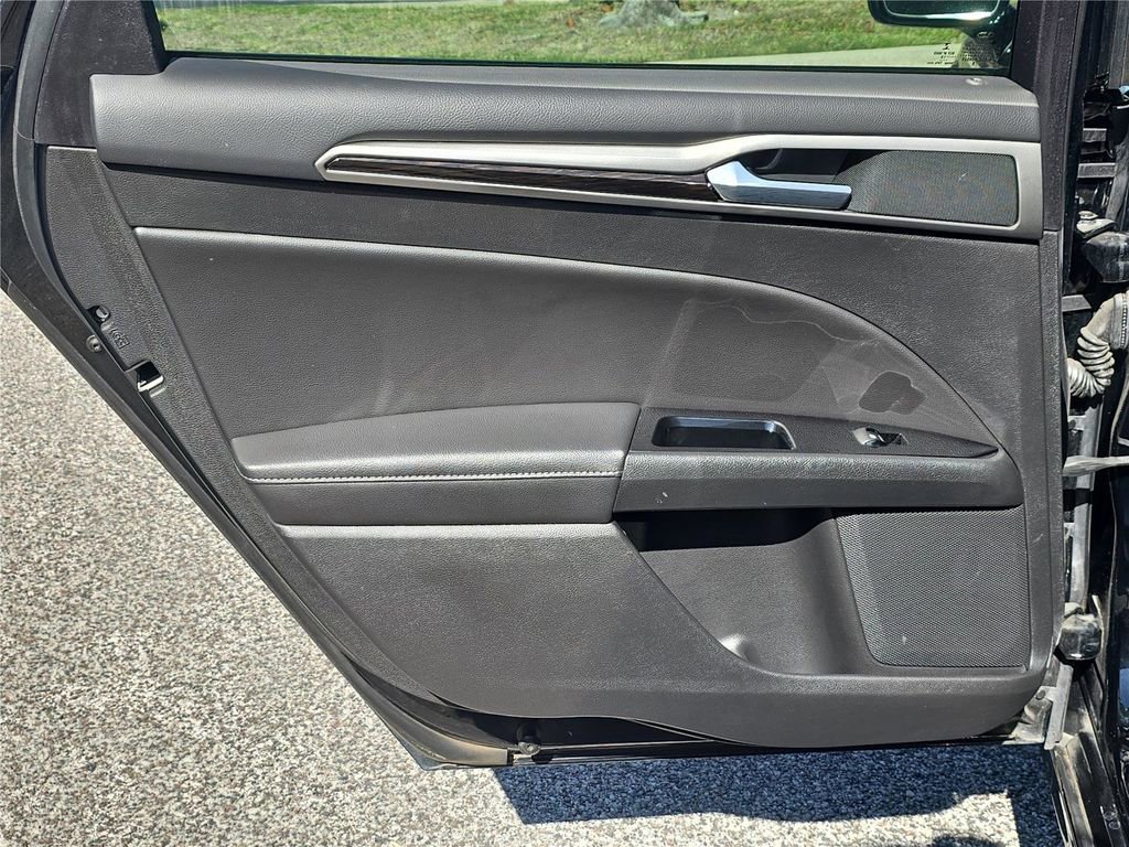 Used 2016 Ford Fusion SE w/ Equipment Group 202A FWD image 8