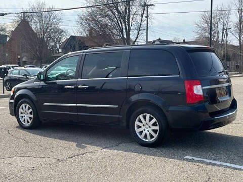 Used 2011 Chrysler Town & Country Touring-L w/ Entertainment Group #2 image 9