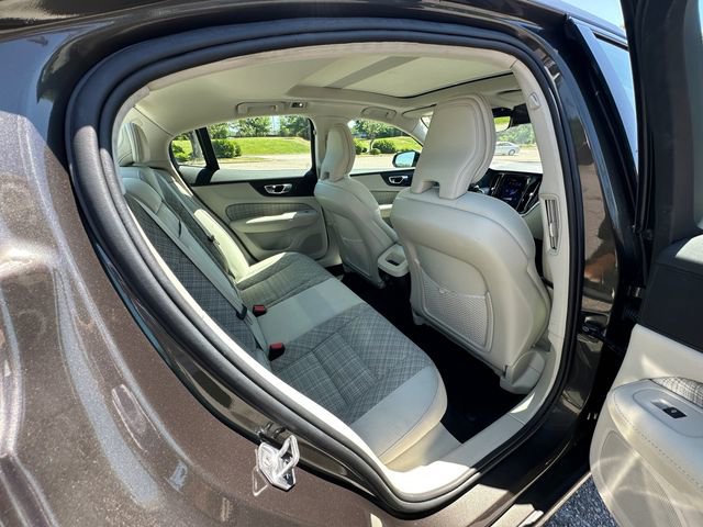 Used 2022 Volvo S60 B5 Momentum w/ Premium Package FWD image 17