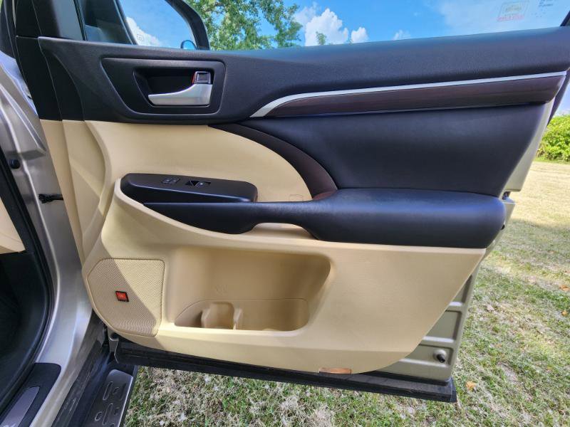 Used 2015 Toyota Highlander Limited Platinum image 28