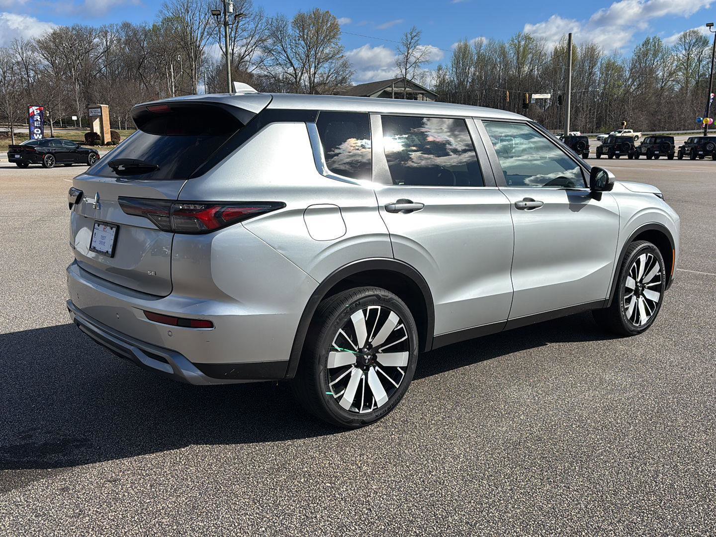 Used 2025 Mitsubishi Outlander SE image 3