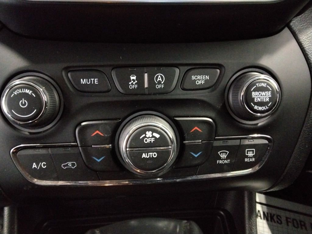 Used 2021 Jeep Cherokee Trailhawk image 23