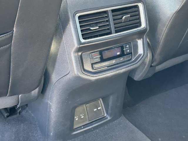 Used 2025 Volkswagen Atlas SE FWD image 11