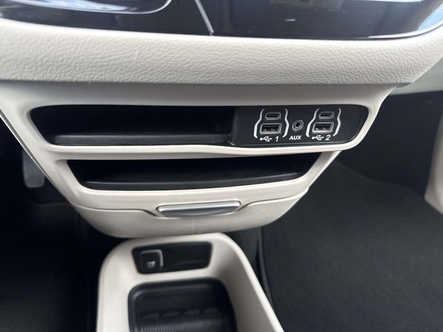 Used 2024 Chrysler Pacifica Touring-L image 31