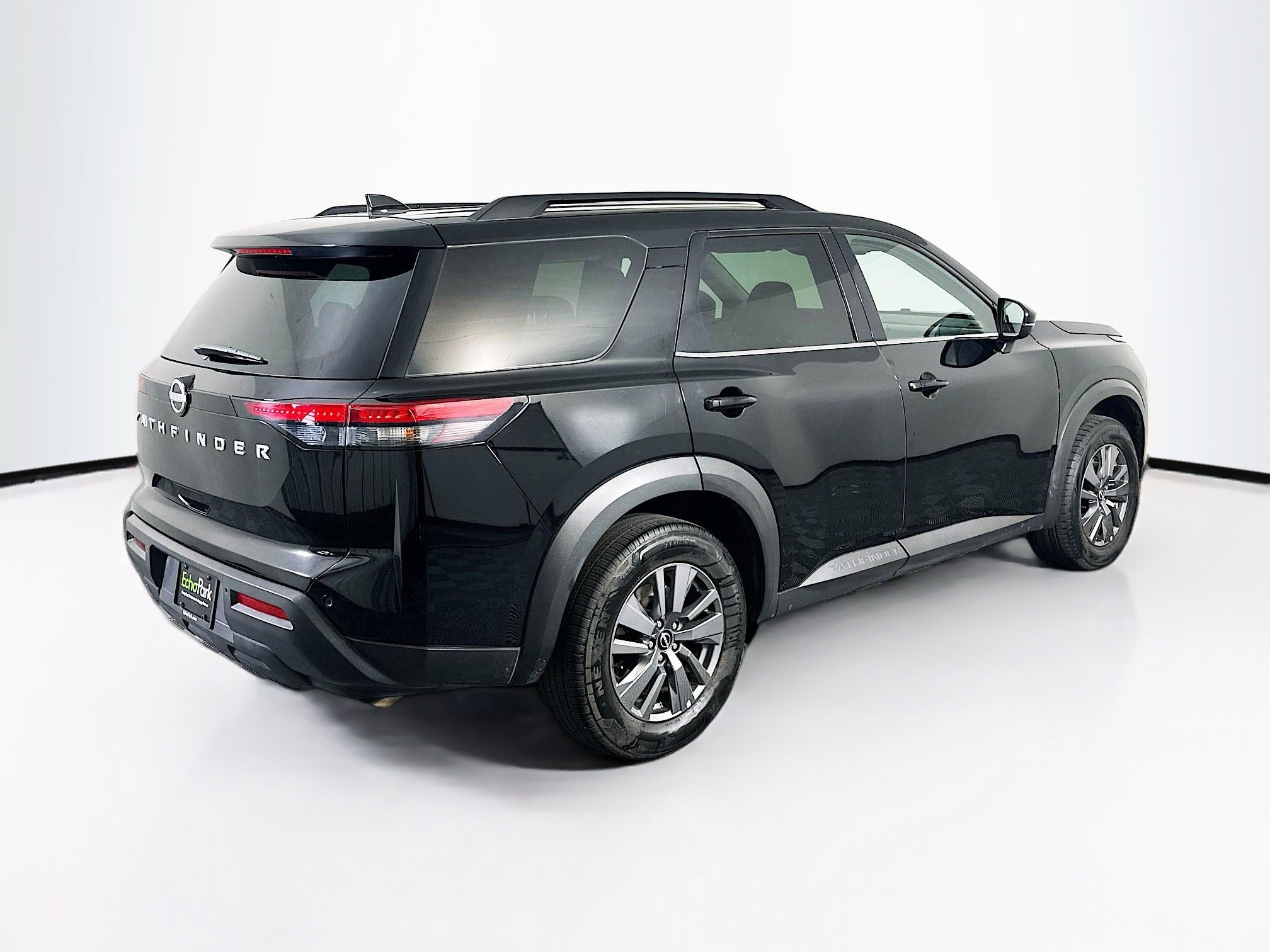 Used 2025 Nissan Pathfinder SV image 9