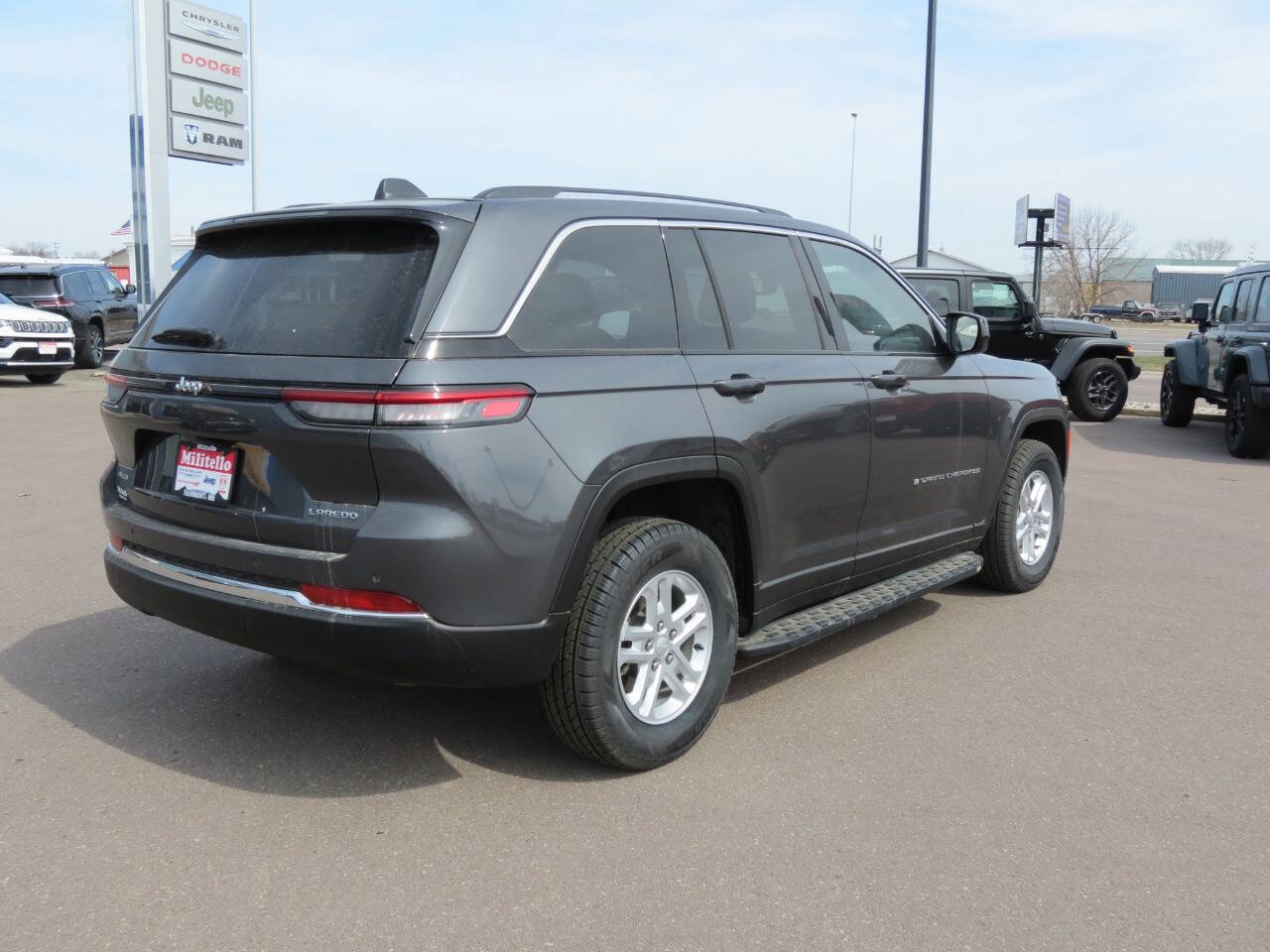 Used 2022 Jeep Grand Cherokee Laredo w/ Luxury Tech Group I image 4