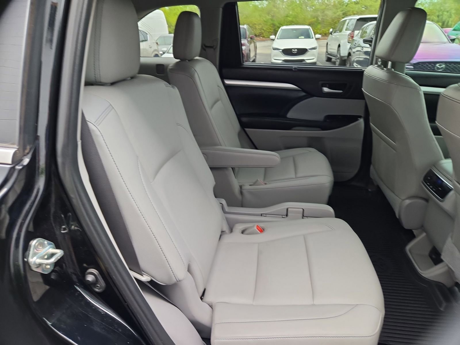 Used 2019 Toyota Highlander XLE image 28