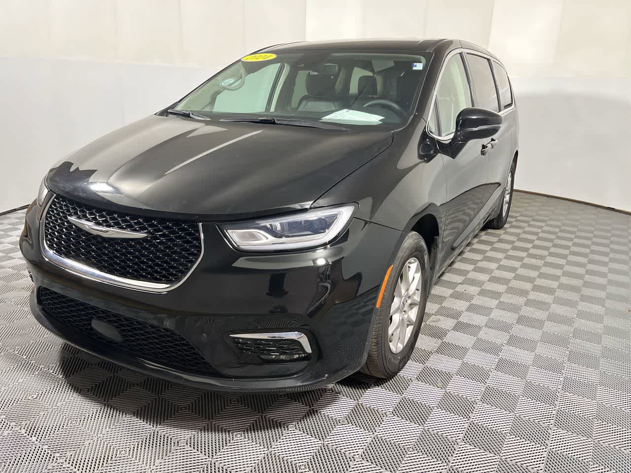 Used 2024 Chrysler Pacifica Touring-L FWD image 4
