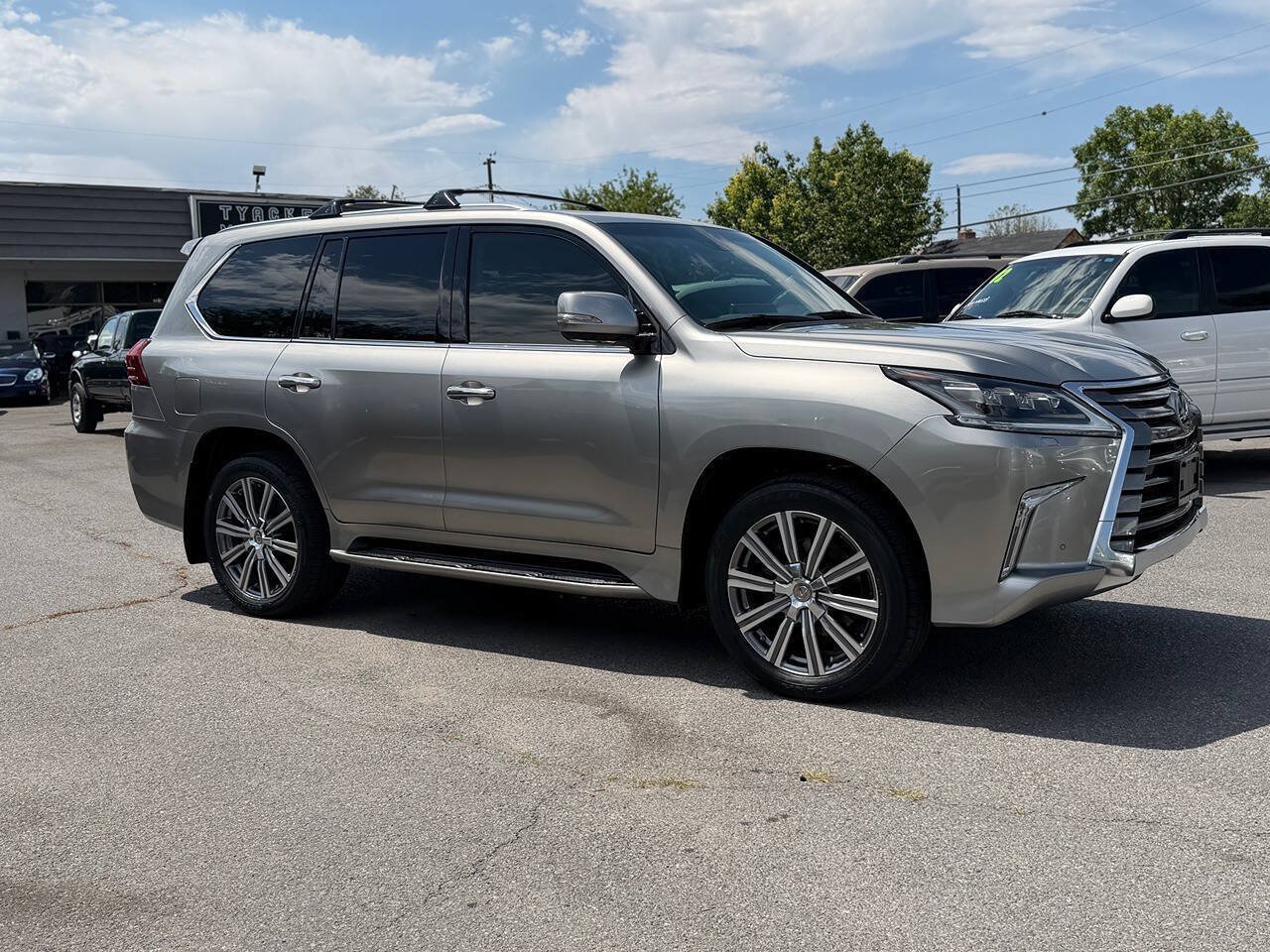 Used 2017 Lexus LX 570 4WD w/ Luxury Package image 7