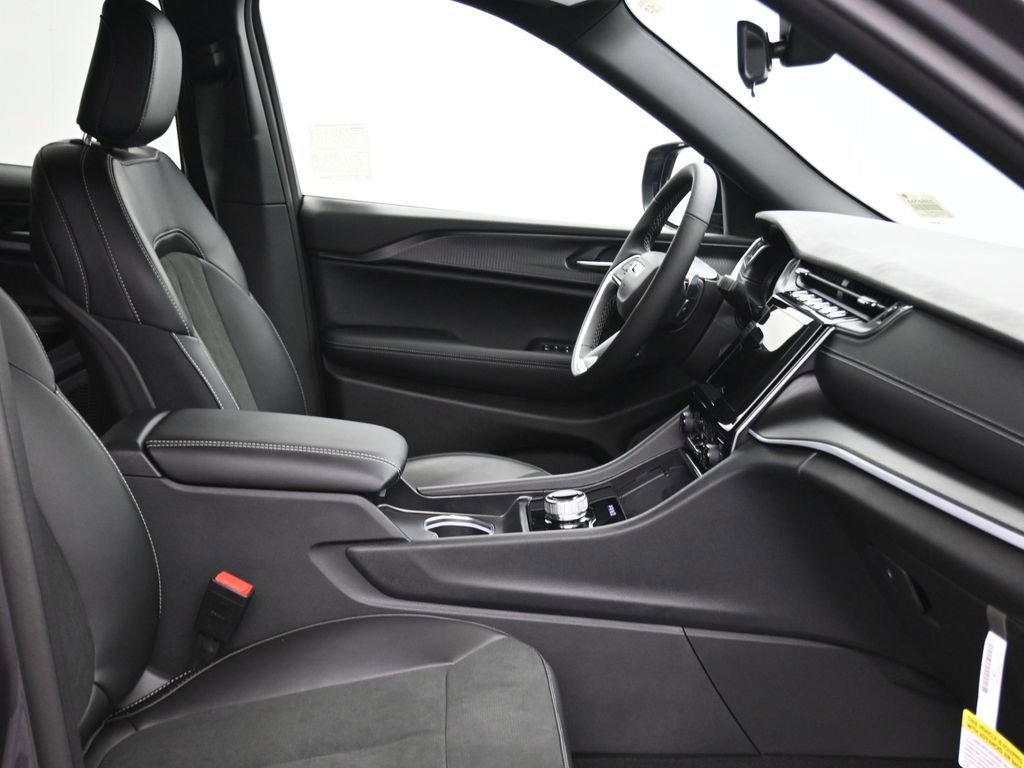 New 2025 Jeep Grand Cherokee L Laredo image 16