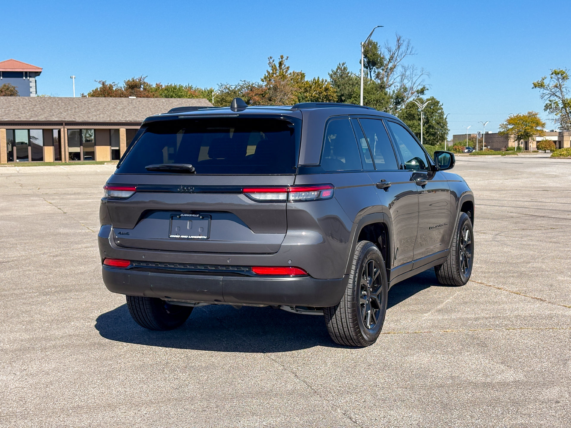 Used 2025 Jeep Grand Cherokee Altitude AWD/4WD image 8