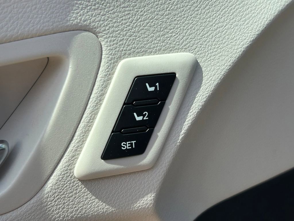 Used 2023 Toyota Sienna Platinum FWD image 28