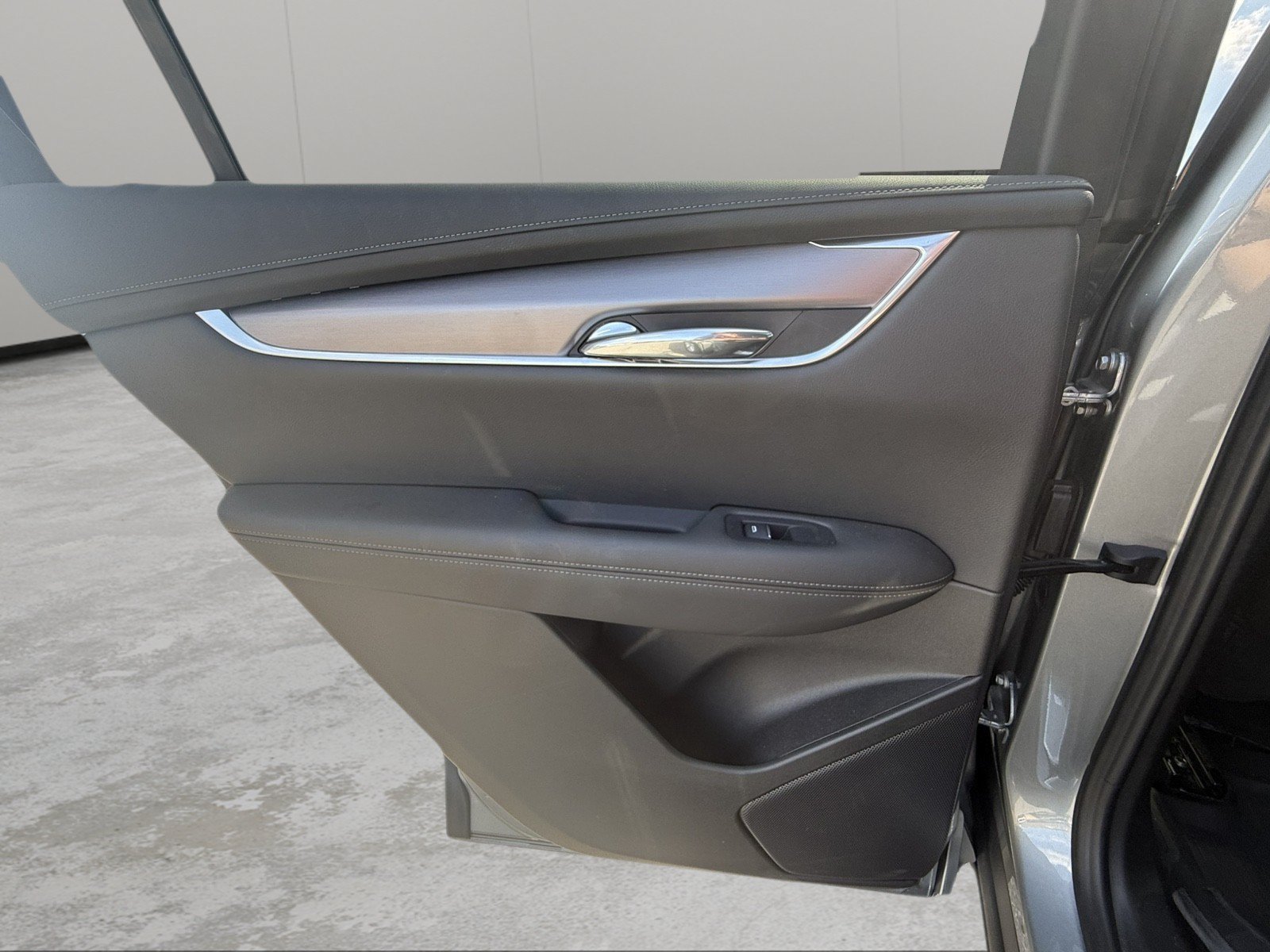 Used 2025 Cadillac XT6 Luxury w/ LPO, Floor Liner Package AWD/4WD image 33