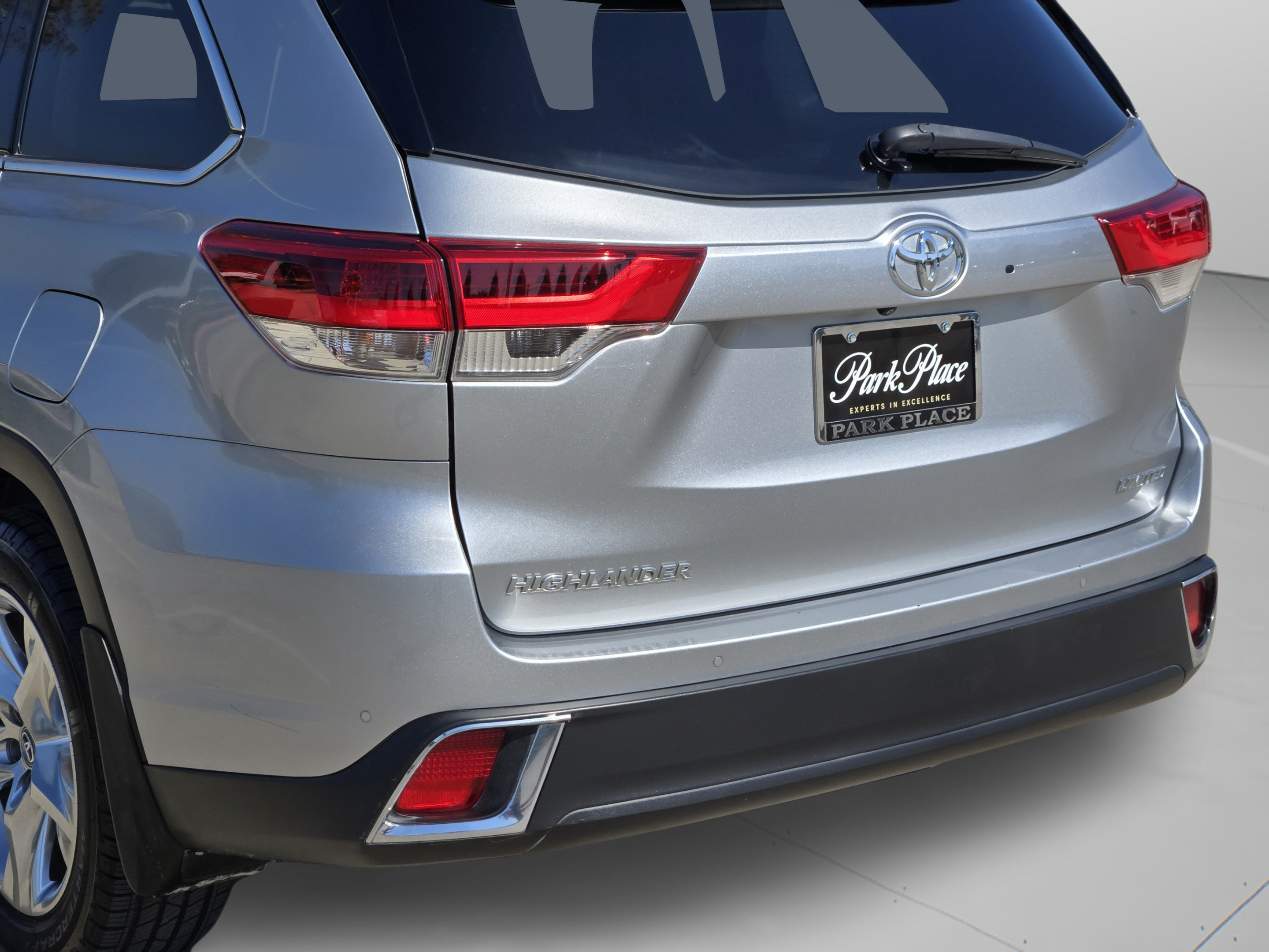 Used 2018 Toyota Highlander Limited FWD image 39