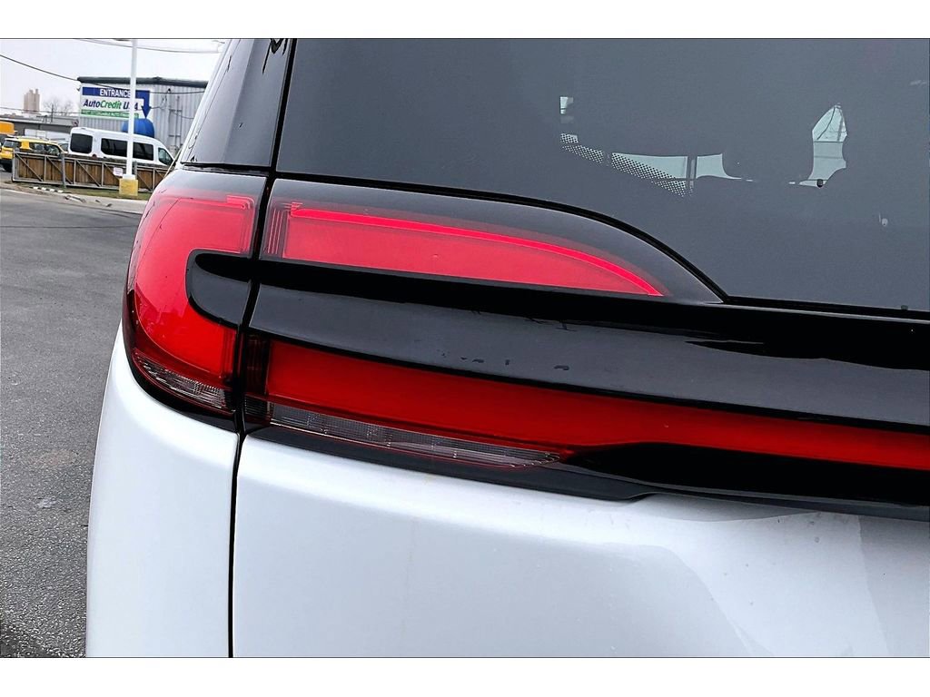 Used 2025 Chrysler Pacifica Select image 35