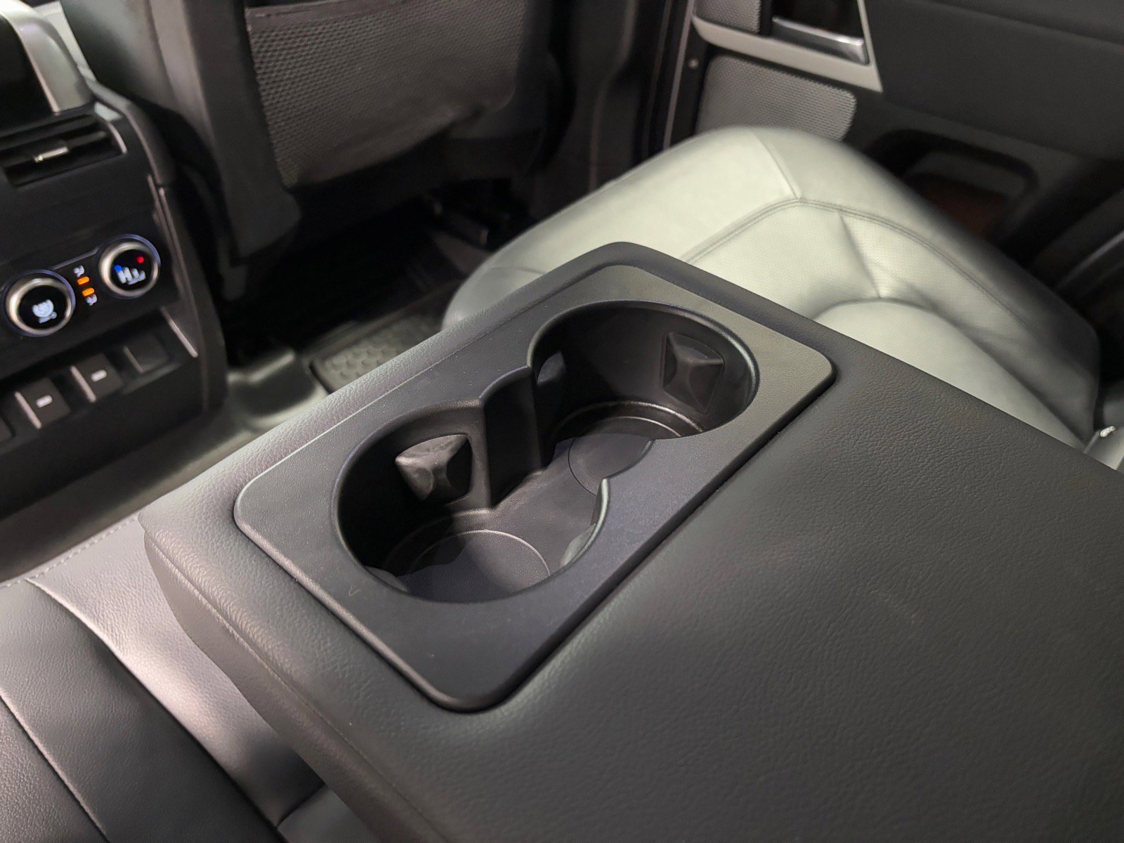 Used 2023 Land Rover Defender 130 SE image 25