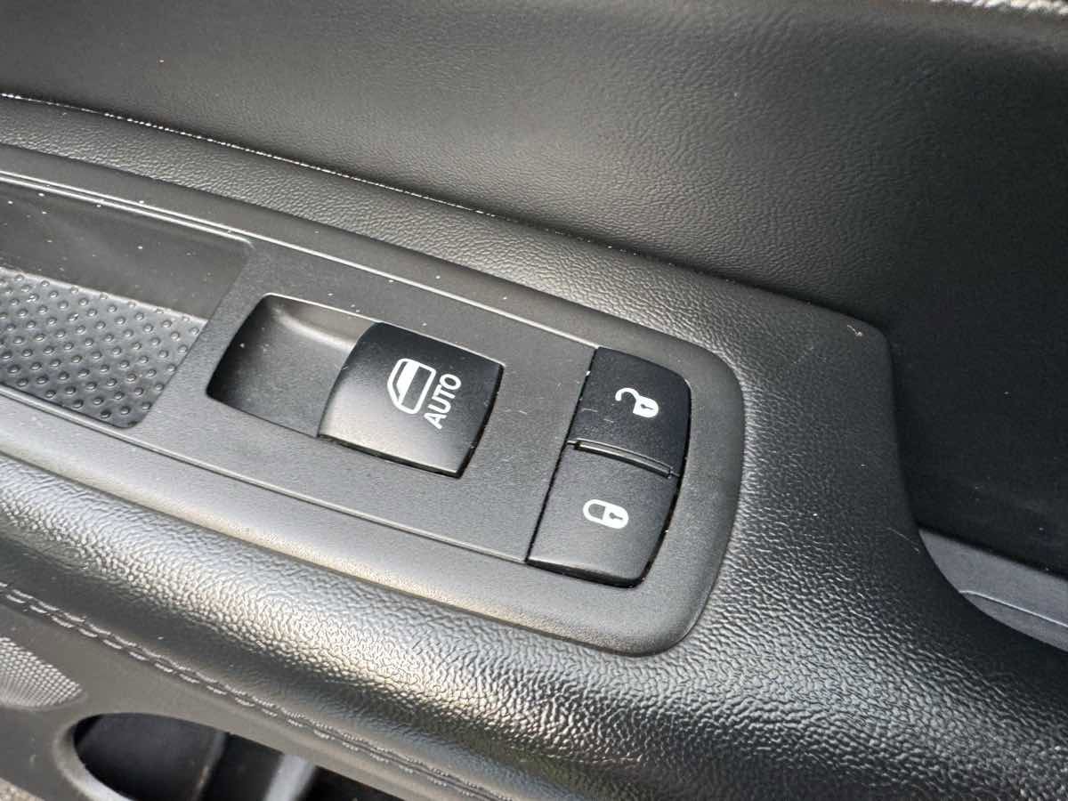 Used 2017 Jeep Grand Cherokee Altitude image 30